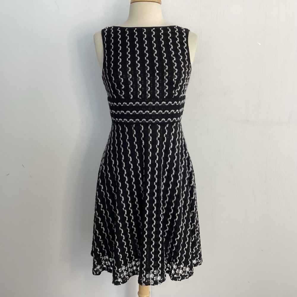 Danny Skye fit and flare Y2K sleeveless boatneck black&white open work overlay 6